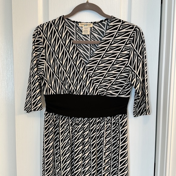 TravelSmith Crossover V Neck Empire Waist Black Cream Stretch Dress Small - Picture 2 of 13